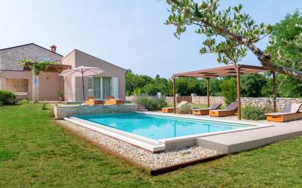 Villa Marten mit Eingezäunten Garten und Eigenem Infinity-Pool