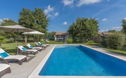 Casa vacanze Mamesa con piscina e giardino vicino a Rovigno